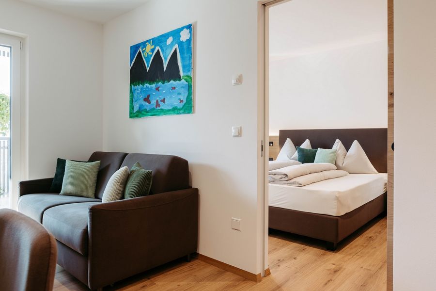Sofa und Blick ins Schlafzimmer