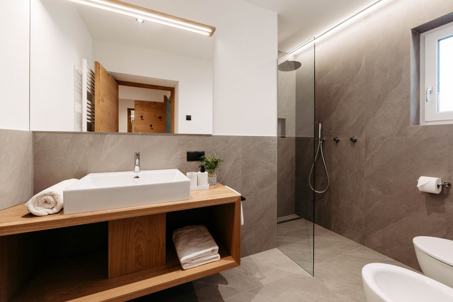 Badezimmer mit Dusche