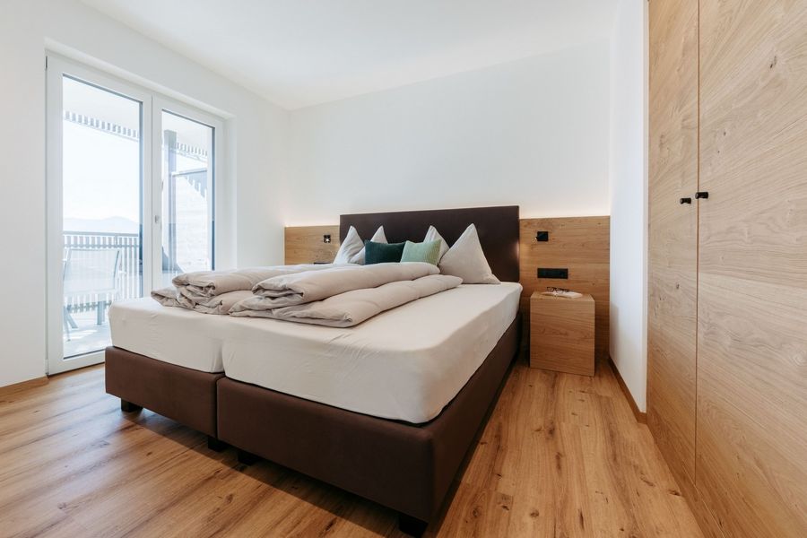 Schlafzimmer mit Kleiderschrank