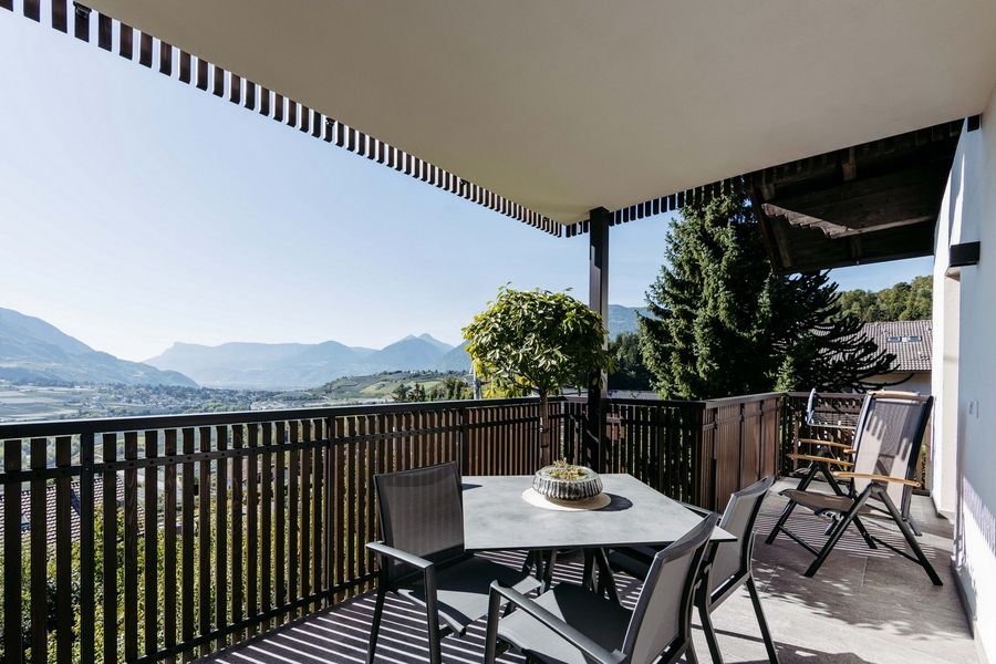 Überdachter Balkon mit Bergblick