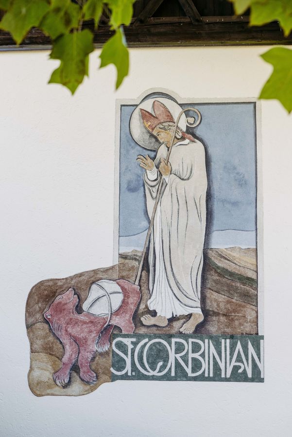 Wandbild des heiligen Korbinian am Haus